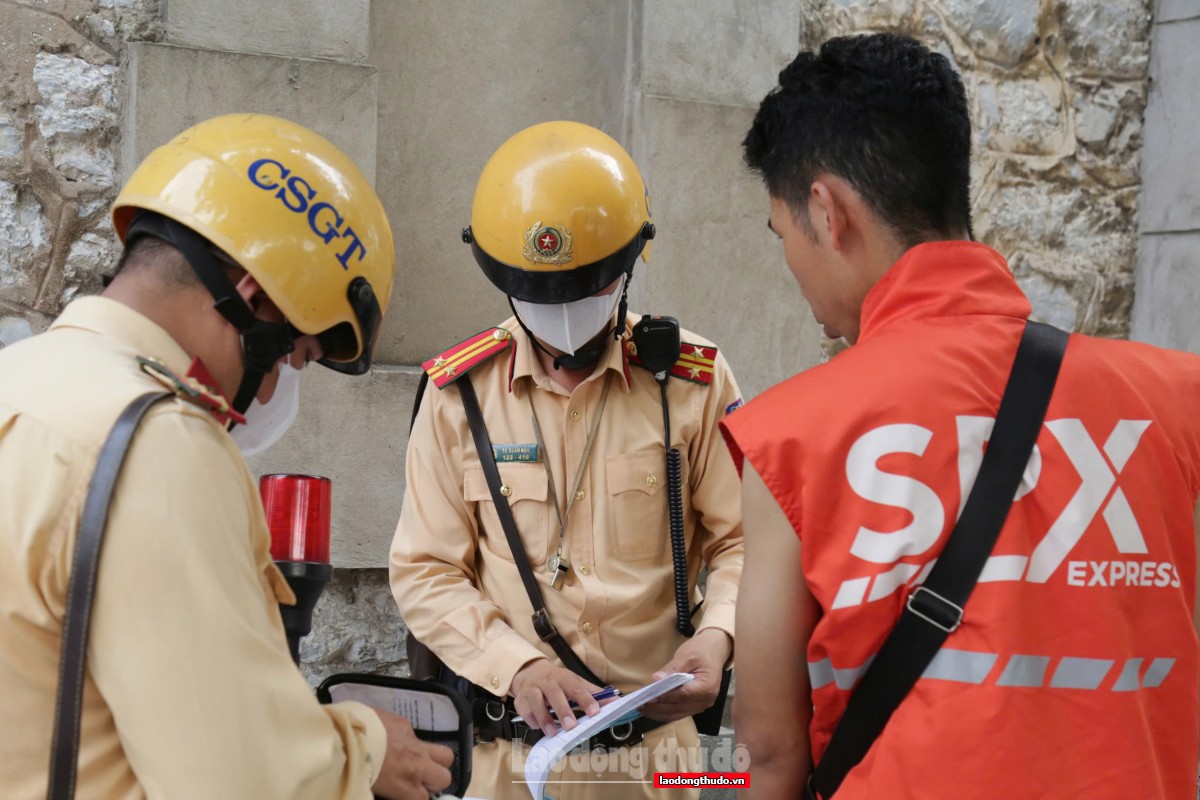 "Lật tẩy" chiêu trò che biển số của shipper Hà Nội: CSGT "ra tay" không khoan nhượng