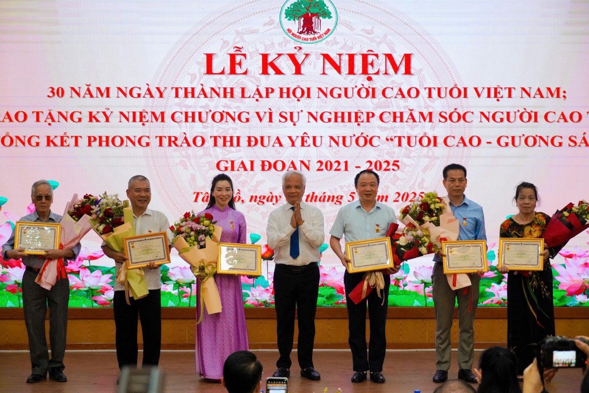 Phát huy vai trò “Tuổi cao - Gương sáng” xây dựng Tây Hồ thành trung tâm văn hóa, du lịch