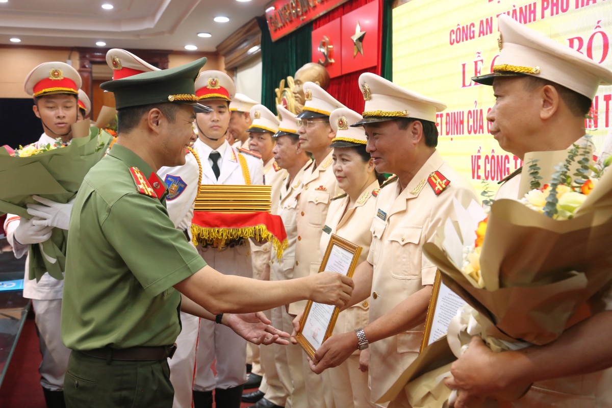 Công an thành phố Hà Nội trao quyết định cho 30 lãnh đạo cấp phòng nghỉ hưu trước tuổi