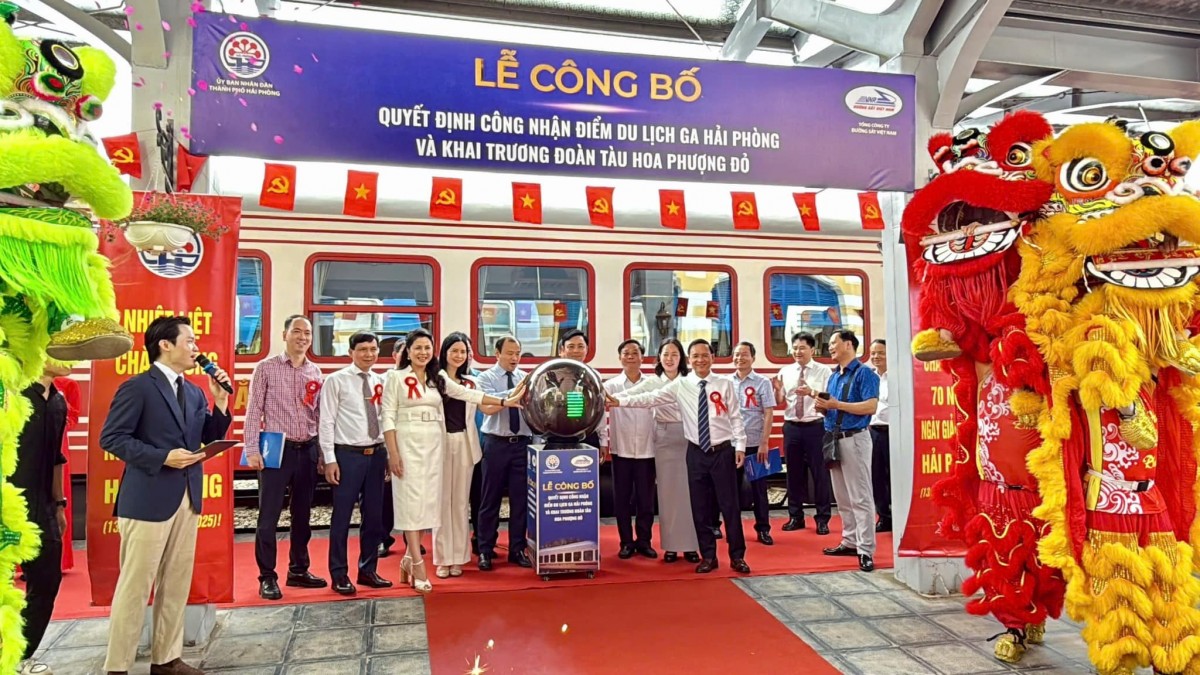 Khai trương đoàn tàu chất lượng cao mang tên “Hoa Phượng Đỏ”