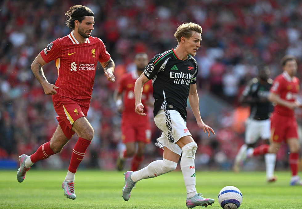 Arsenal thoát thua nghẹt thở trước Liverpool trong trận cầu kịch tính tại Anfield