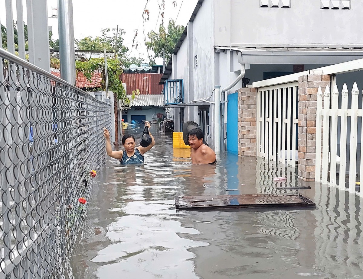 TP.HCM: Tái diễn cảnh “mưa lớn là ngập"