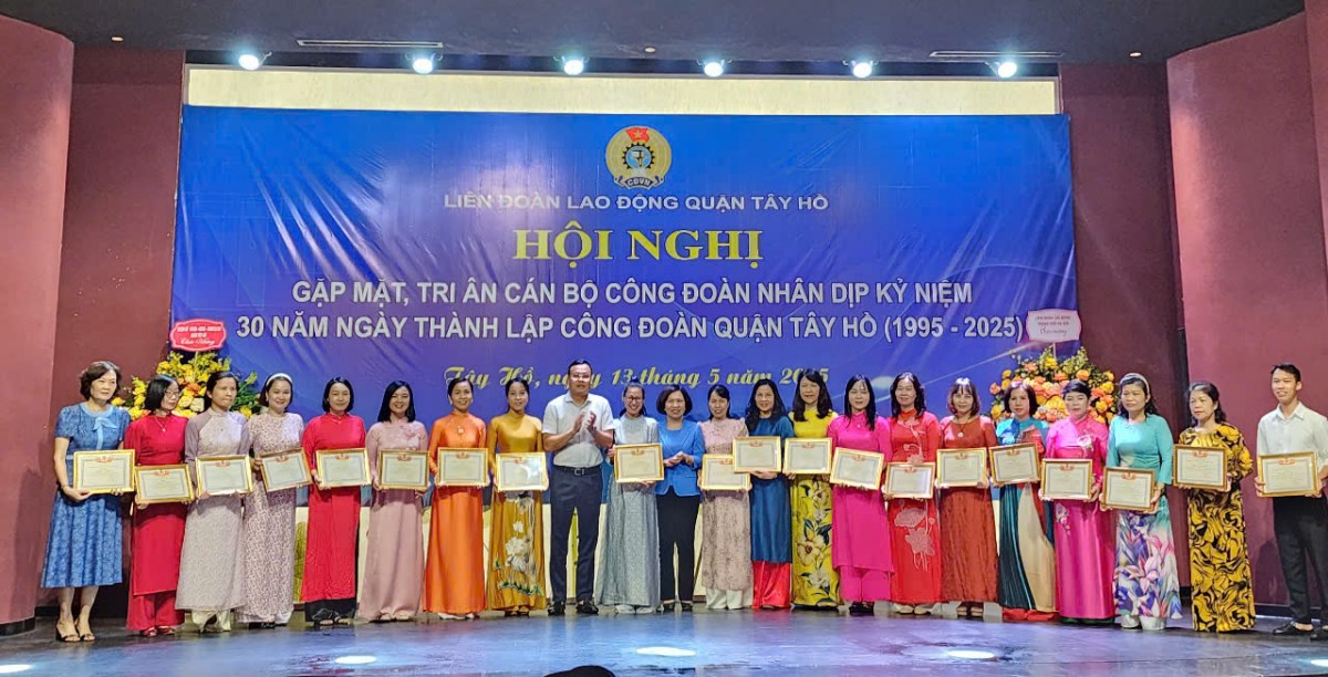 Tri ân cán bộ Công đoàn nhân kỷ niệm 30 năm Ngày thành lập Công đoàn quận