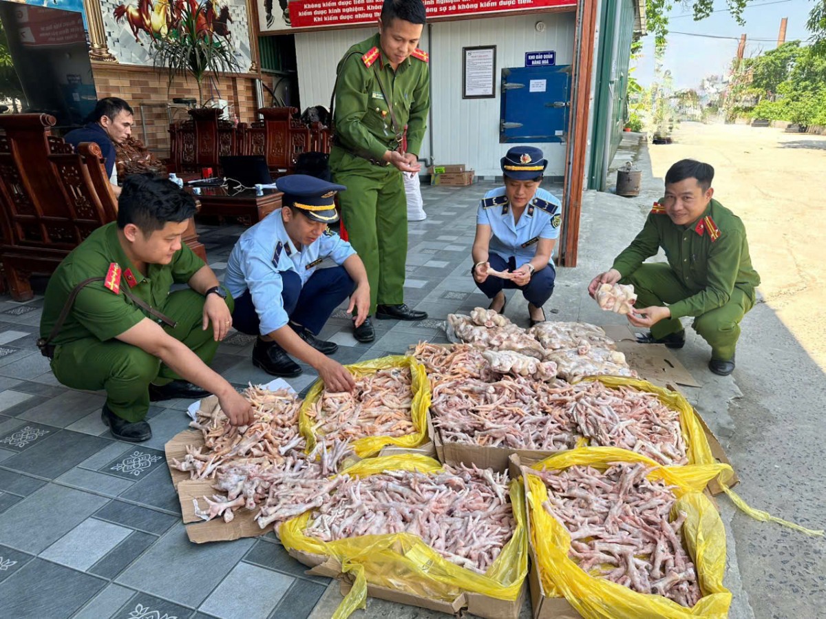 Phát hiện gần 500kg chân gà, đuôi lợn đông lạnh không rõ xuất xứ