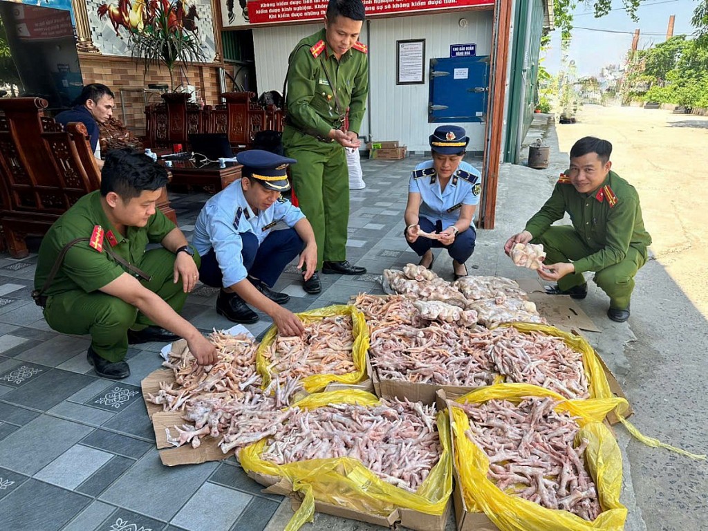 Phát hiện gần 500kg chân gà, đuôi lợn đông lạnh không rõ xuất xứ