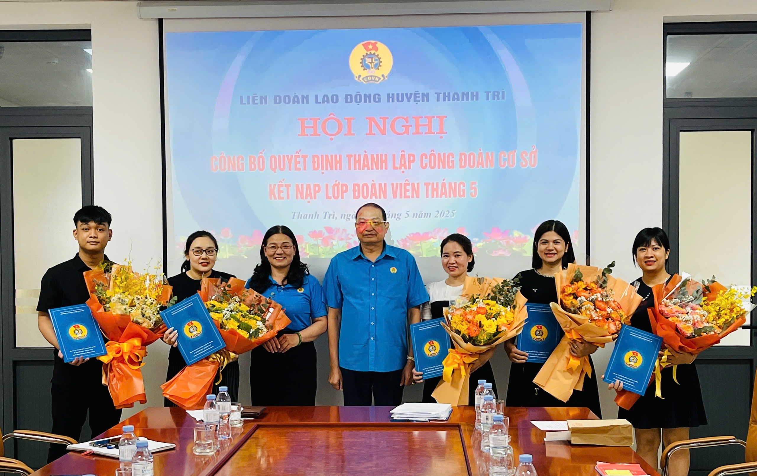 LĐLĐ huyện Thanh Trì kết nạp 120 đoàn viên lớp tháng 5