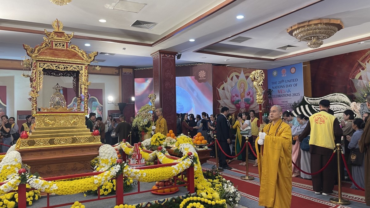 Chùa Quán Sứ mở cửa cả đêm phục vụ người dân chiêm bái xá lợi Đức Phật