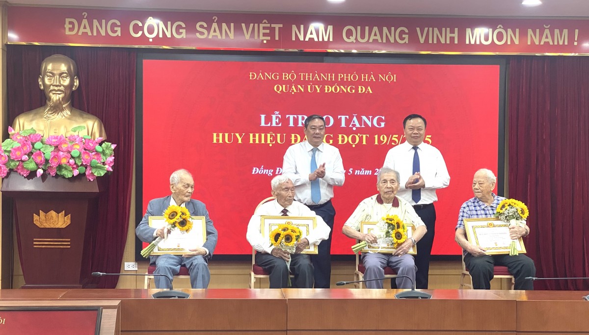 Quận Đống Đa trao Huy hiệu Đảng đợt 19/5