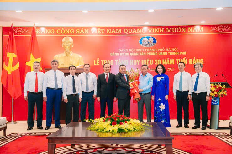 Chủ tịch UBND thành phố Hà Nội Trần Sỹ Thanh nhận Huy hiệu 30 năm tuổi Đảng
