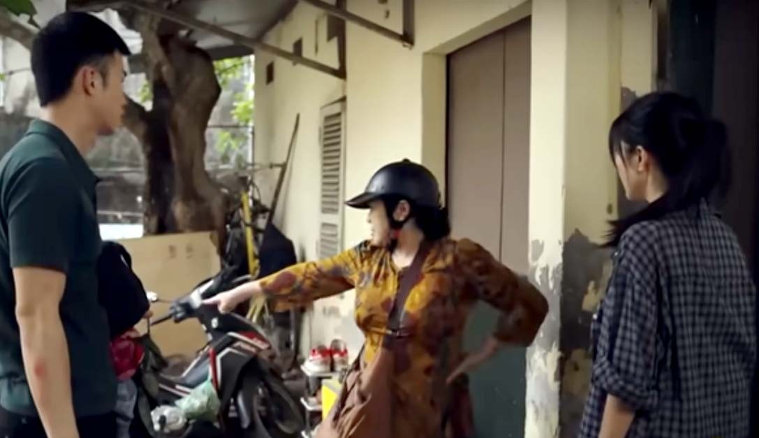 “Dịu dàng màu nắng” tập 2: Xuân bị đuổi khỏi phòng trọ, Lan Anh bị nghi ngờ sống sang nhờ “quà tặng”?