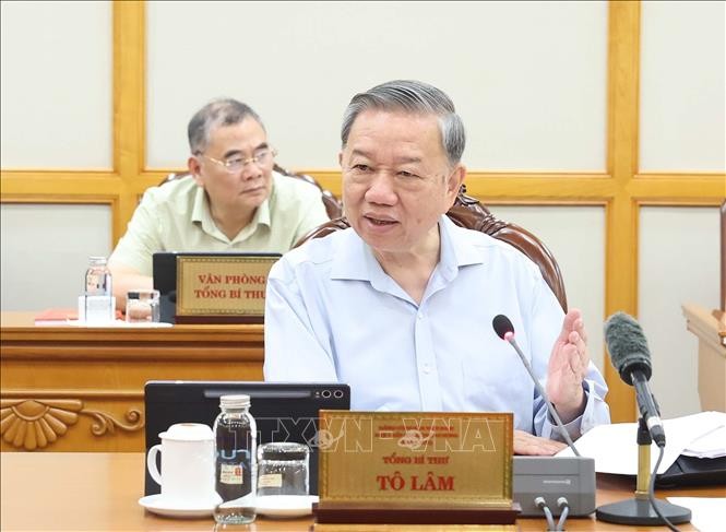 Tổng Bí thư yêu cầu làm tốt công tác sắp xếp bộ máy, khuyến khích cán bộ còn tuổi làm việc
