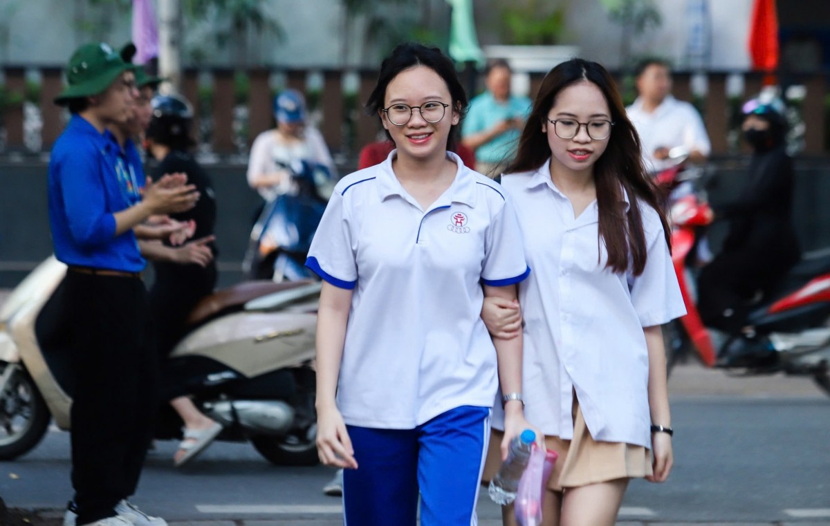 Thí sinh Hà Nội tự tin bước vào làm bài thi môn Toán