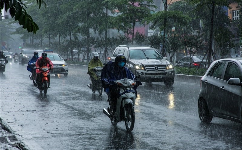 Biển Đông có thể đón bão số 3, miền Bắc nguy cơ mưa lớn diện rộng