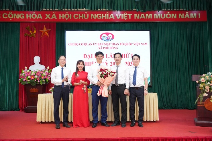 Xây dựng Chi bộ Cơ quan Ủy ban MTTQ xã Phù Đổng vững mạnh toàn diện