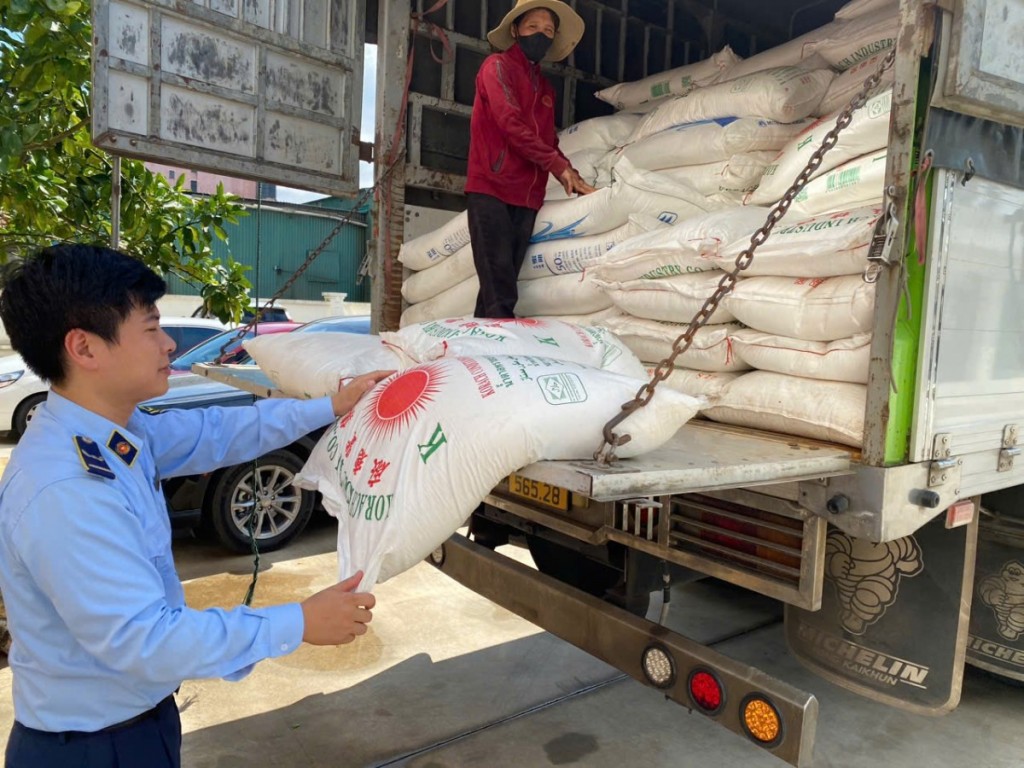Phát hiện, thu giữ 3 tấn đường cát nhập lậu tại Nghệ An