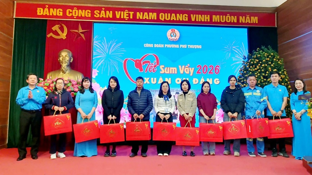 Công đoàn phường Phú Thượng mang Tết sớm đến đoàn viên, người lao động