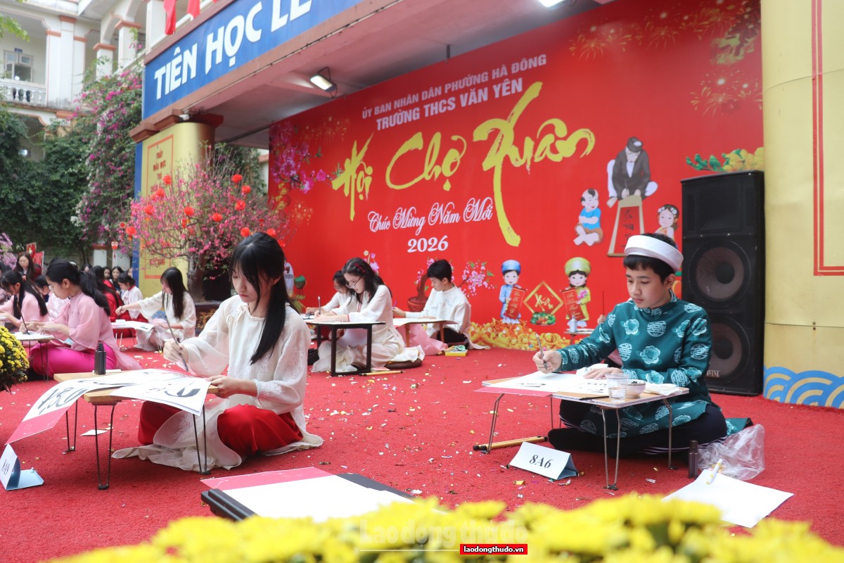 Sắc xuân lan tỏa yêu thương tại Hội chợ Xuân 2026 của Trường THCS Văn Yên