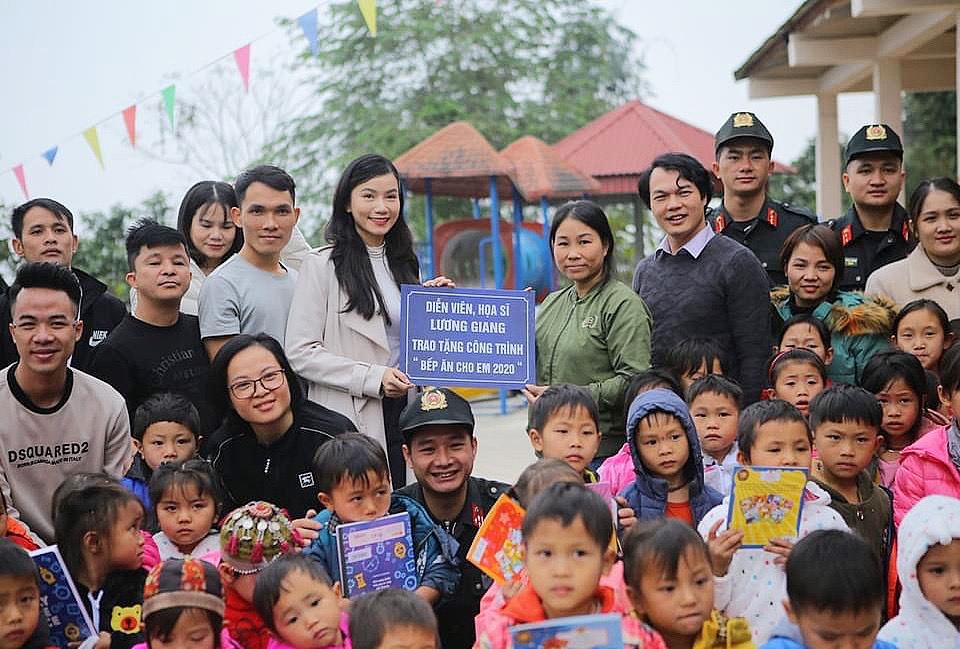 Diễn viên Lương Giang tiếp tục hành trình đem áo ấm đến vùng cao