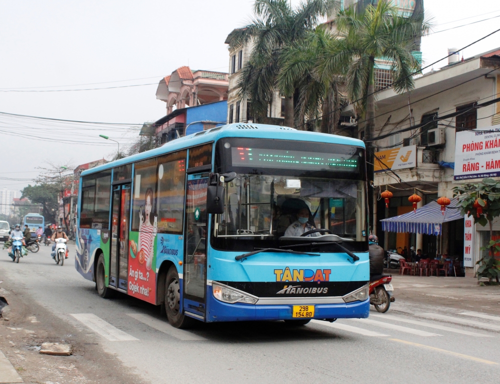 Hà Nội dừng giãn cách trên phương tiện vận tải công cộng