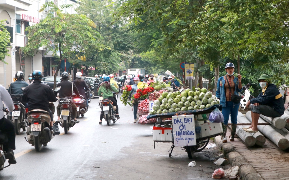 Chợ “cóc”, chợ tạm: Không thể cứ “tạm” xử lý