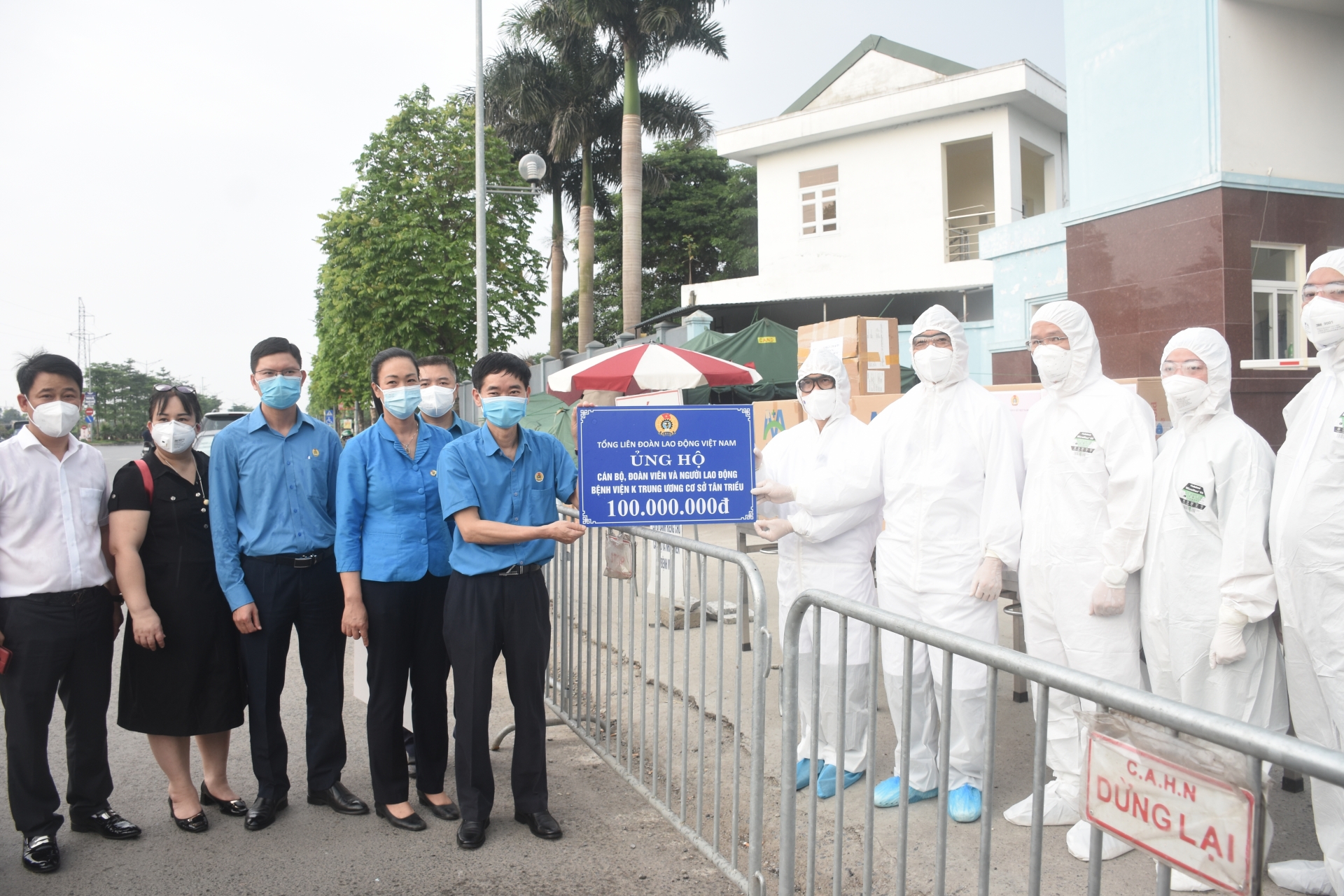 Lãnh đạo Tổng Liên đoàn thăm, động viên cán bộ, y bác sĩ Bệnh viện K cơ sở Tân Triều