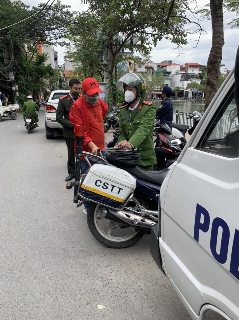 Bãi xe, quán cà phê bủa vây hồ Bảy Gian và hồ Đầm Tròn ở phường Ngọc Hà đã được dọn sạch sau phản ánh của báo Lao động Thủ đô