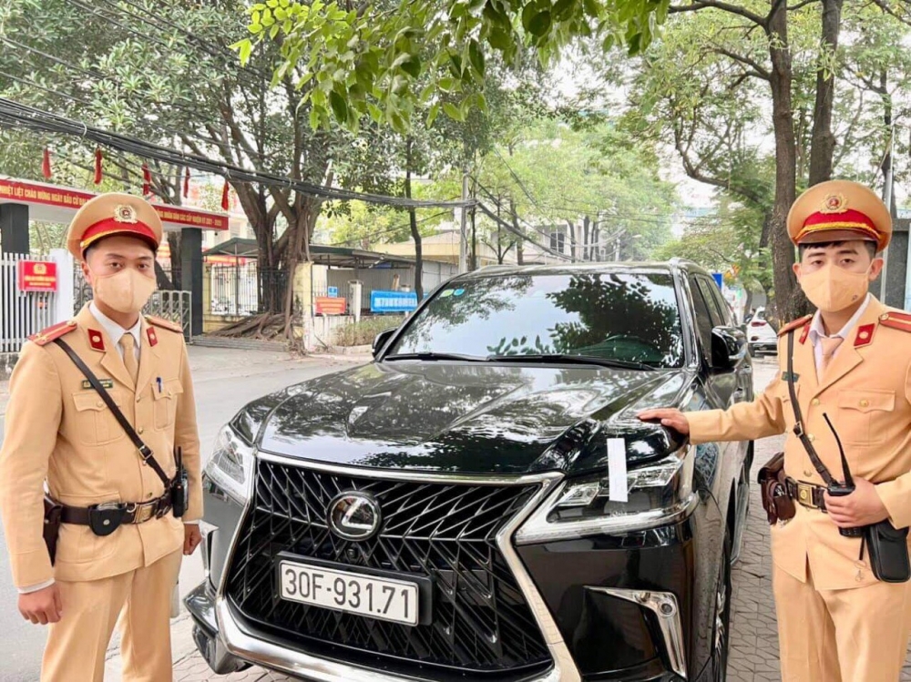 Liên tiếp phát hiện xe Lexus nghi nhập lậu làm giả đăng ký, đăng kiểm để lưu hành