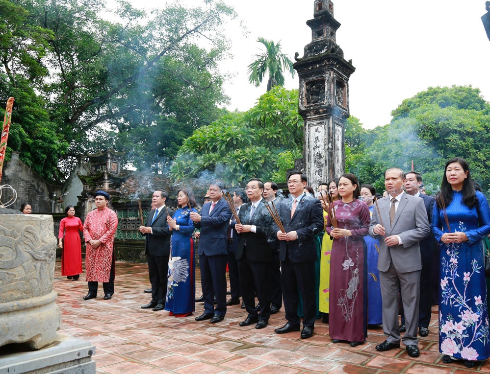 Đoàn đại biểu thành phố Hà Nội dâng hương tưởng niệm các bậc tiên đế tại Cố đô Hoa Lư