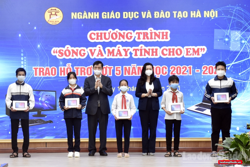 Trao hỗ trợ đợt 5 chương trình “Sóng và máy tính cho em”