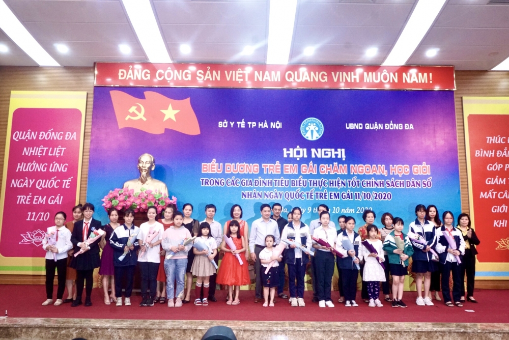 Biểu dương trẻ em gái chăm ngoan học giỏi trong các gia đình tiêu biểu