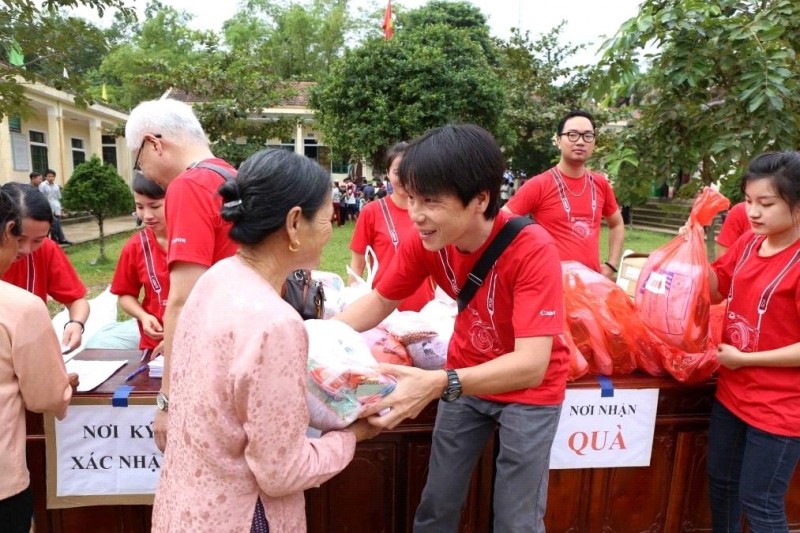 Chung tay cứu trợ người dân vùng lũ miền Trung