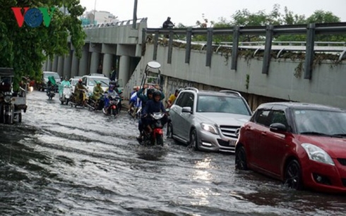 Những lưu ý khi đi ô tô vào mùa mưa