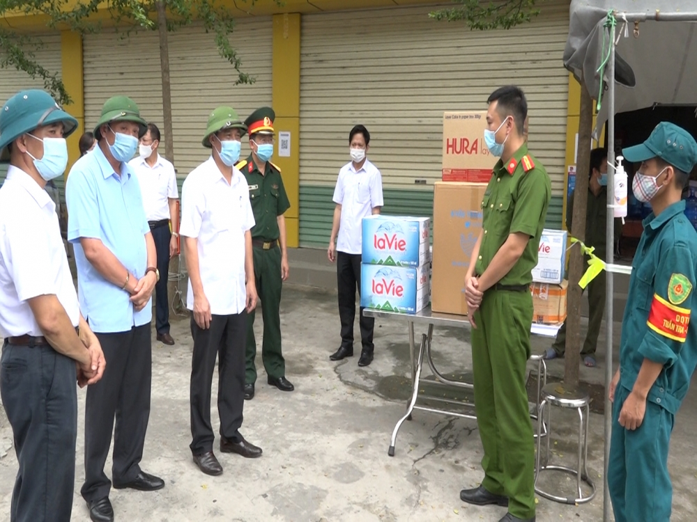 Lãnh đạo huyện Mỹ Đức đi thăm, động viên các chốt kiểm soát phòng, chống dịch