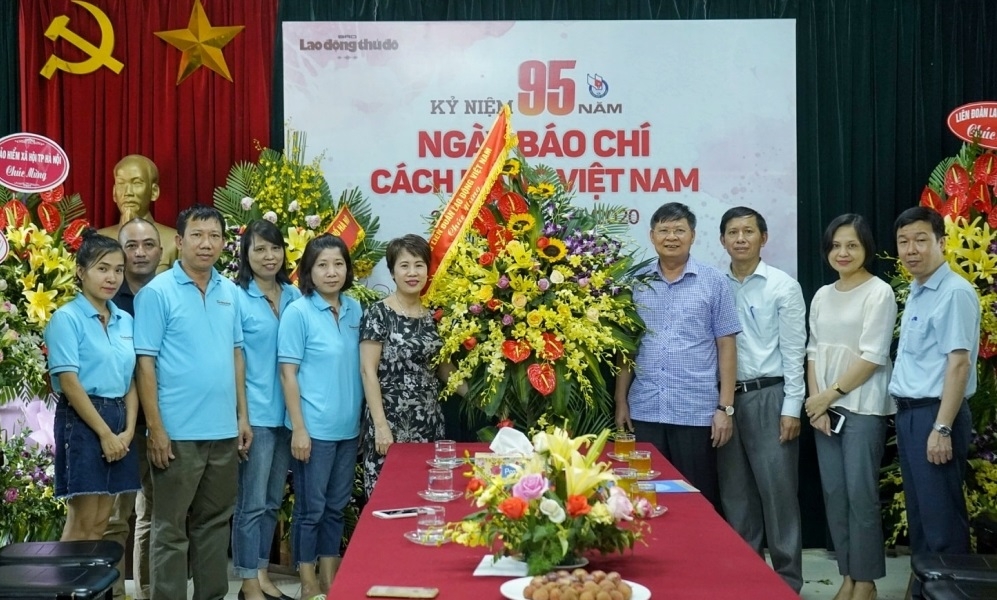 Lãnh đạo Tổng Liên đoàn Lao động Việt Nam thăm, chúc mừng báo Lao động Thủ đô dịp 21/6